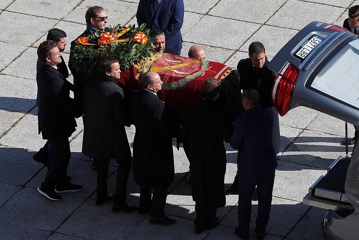 Franco im Sarg - © Foto: Emilio Naranjo/POOL EFE/dpa