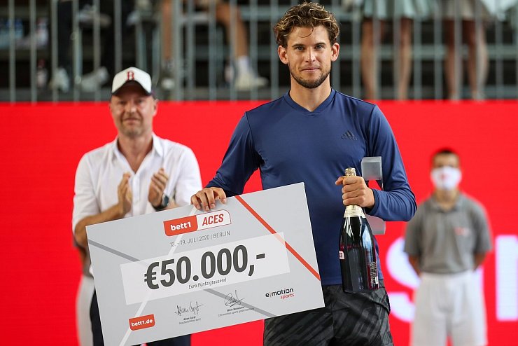 Siegerscheck - &copy; Foto: Andreas Gora/dpa