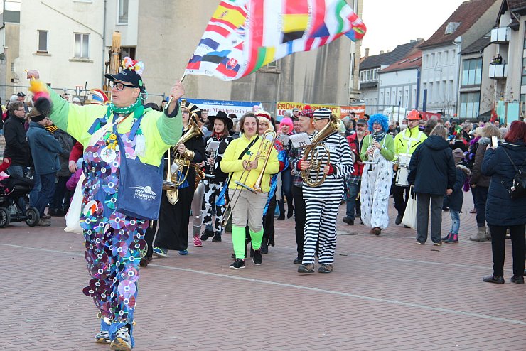 Rosenmontagsumzug in Lage - &copy; Cordula Gr&ouml;ne