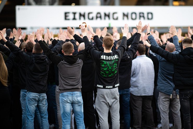 Gladbach-Fans - © Foto: Jonas Güttler/dpa