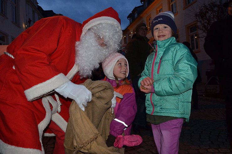 Magnet Bergstadt: Der Oerlinghauser Weihnachtsmarkt erfreut sich mit seinen liebevoll gestalteten Buden und der malerischen Altstadt gro&szlig;er Beliebtheit - &copy; Sibylle Kemna