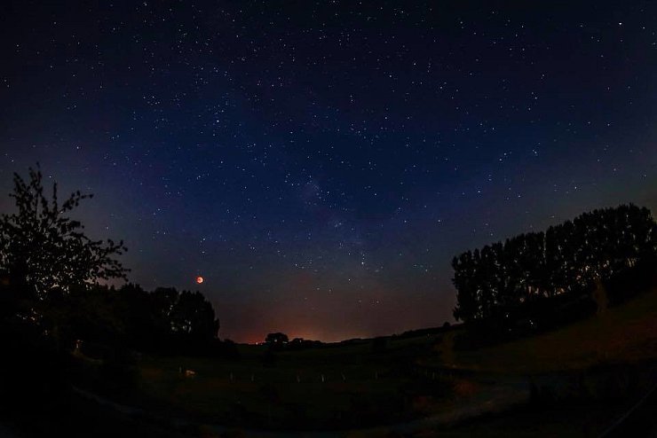 Blutmond &uuml;ber Blomberg Istrup - &copy; Gaby Prasse