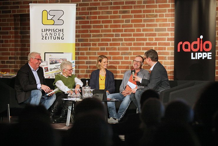 von (links) Fallschirmspringerin Annelies Schäfermann sowie Stefanie und Andreas Graßl, die einen Brand in Dörentrup gelöscht haben. - © Bernhard Preuss