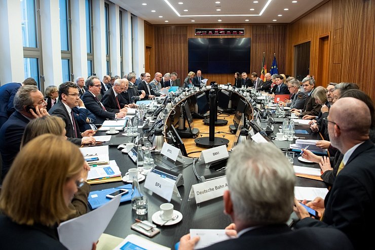 Krisenstab - &copy; Foto: Bernd von Jutrczenka/dpa