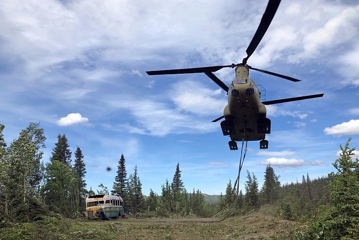 «Into the Wild»-Bus - © Foto: Sgt. Seth Lacount/Alaska National Guard/AP/dpa