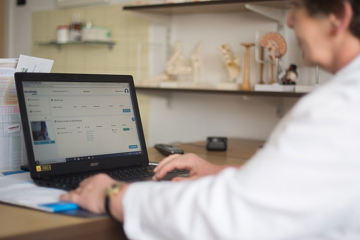 &Auml;rztin - &copy; Foto: Sebastian Gollnow/dpa