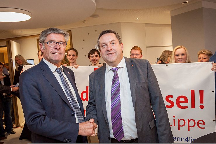 Friedel Heuwinkel gratuliert seinem Nachfolger Dr Axel Lehmann - © Torben Gocke