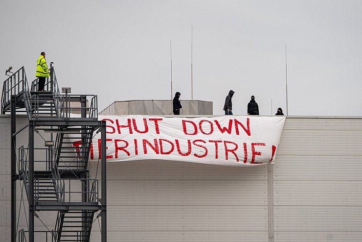 «Shut Down Tierindustrie» - © Foto: Guido Kirchner/dpa