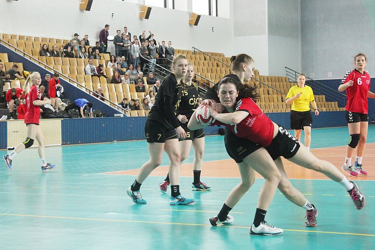 Die Handballerinnen des Hermann-Vöchting-Gymnasiums haben es in die Endrund von "Jugend trainiert für Olympia" geschafft. - © Dominic Behde