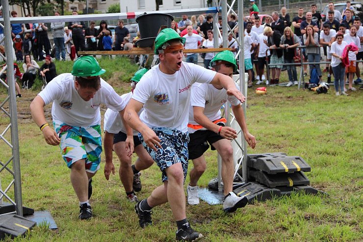 Dusche von oben: Vor den Augen zahlreicher Zuschauer balanciert das Noack-Team beim Hafenfest in Schötmar gemeinsam einen Eimer Wasser. 
FOTO: STORK - © Heidi Stork