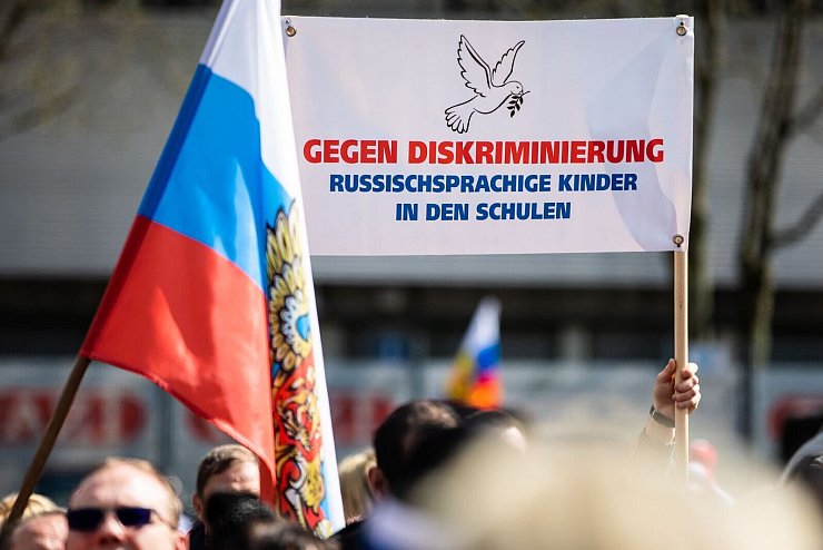 Banner - © Foto: Christoph Schmidt/dpa