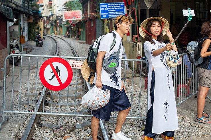 &laquo;Train Street&raquo; in Hanoi - &copy; Foto: Chris Humphrey/dpa