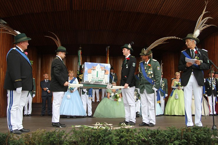 Salzuflen-Oberst Detlef Bollh&ouml;fer (rechts) begutachtet das Gastgeschenk der Sch&ouml;tmaraner Kameraden. Das neue Sch&uuml;tzen-Hotel soll nach deren W&uuml;nschen auf der Fl&auml;che der ehemaligen Klinik am Kurpark entstehen. Oberstleutnant Uwe Deppe (links) der Sch&ouml;tmaraner Sch&uuml;tzen versucht das Objekt den Salzuflern schmackhaft zu machen. - &copy; Daniel Hobein