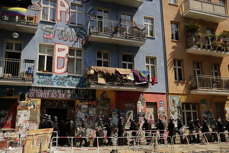 Großaufgebot - © Foto: Carsten Koall/dpa