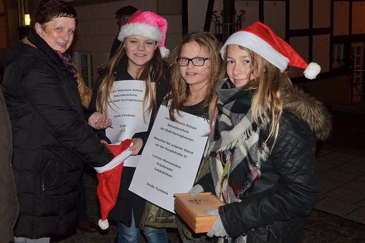 Marmeladen zu gewinnen: Lena (13), Wanda (12) und Michelle (12) verkaufen Lose f&uuml;r die Heinz-Sielmann-Schule - &copy; Sibylle Kemna