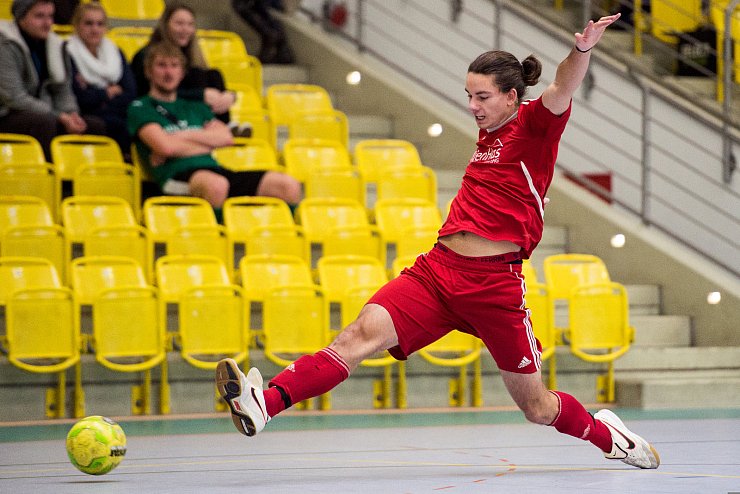 Grazil spielt Tobias Penner vom CSL Detmold den Ball auf das gegnerische Tor. - &copy; Egon Penner