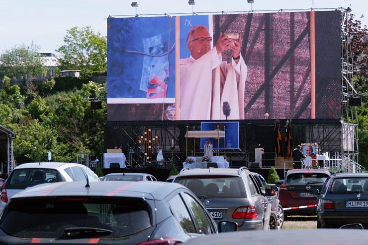 Drive-In-Gottesdienst - &copy; Foto: Peter Steffen/dpa