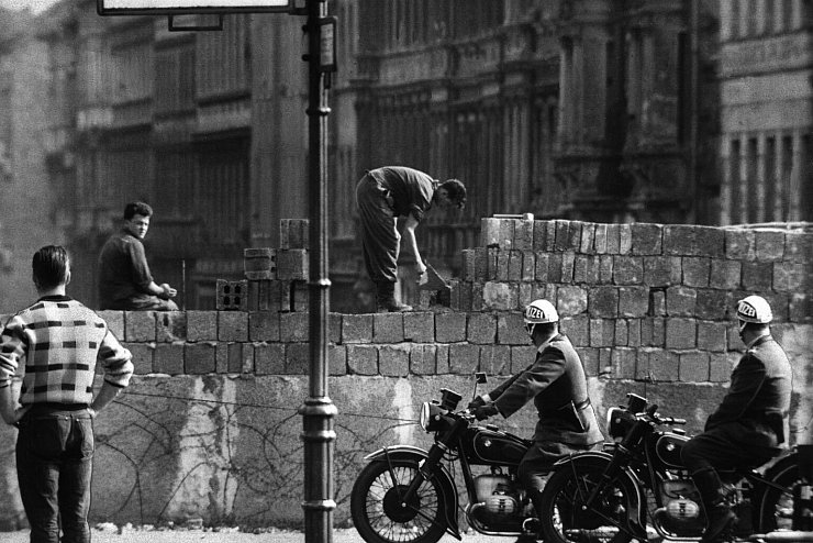 Bau der Berliner Mauer - &copy; Foto: Bildarchiv/dpa