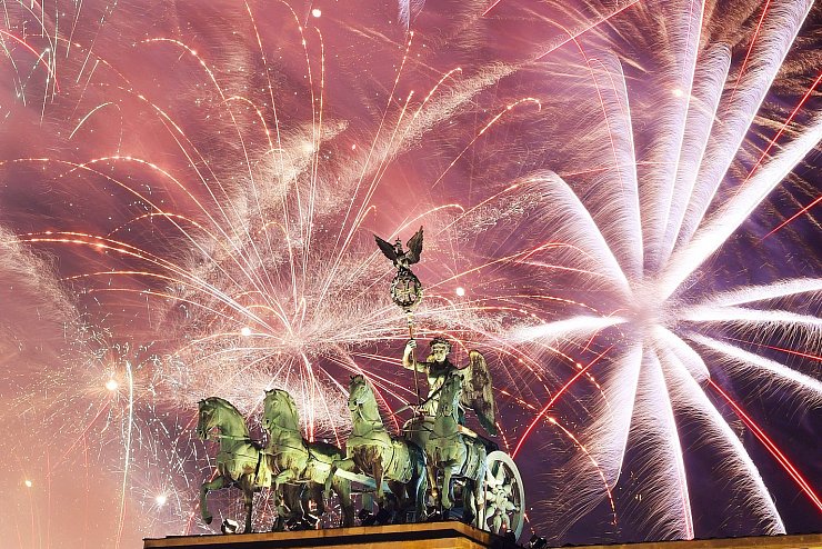 Feuern aus allen Rohren bei Deutschlands größter Silvesterparty am Brandenburger Tor. - © picture alliance