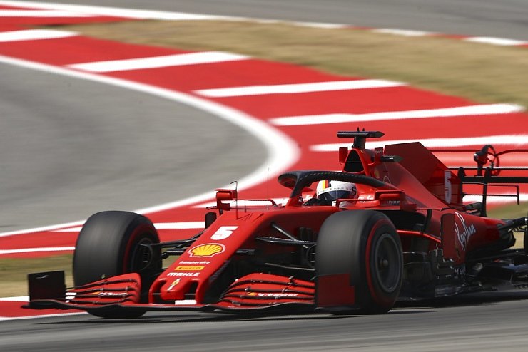 Vettel als Elfter vorzeitig raus - © Foto: Bryn Lennon/Pool Getty/AP/dpa