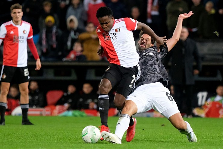 Zweikampf - &copy; Foto: Patrick Post/AP/dpa