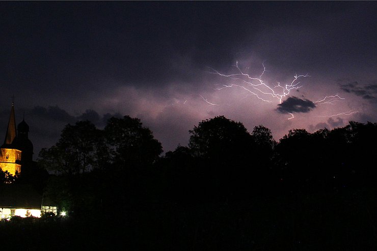 Gewitter über Marienmünster. - © Robin Jähne