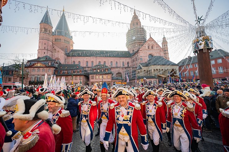 Neujahrsumzug der Mainzer Garden - © Foto: Andreas Arnold/dpa