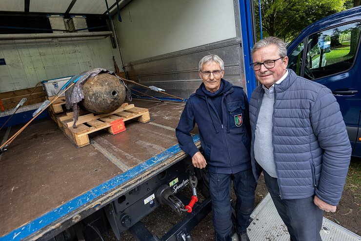 Nach der Entschärfung stehen Karl-Heinz Clemens (v.l.) und Bürgermeister Michael Dreier neben der 500-Kilo-Bombe. - © xx