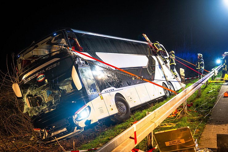 Bei einem Busunglück auf der Autobahn 44 in Nordrhein-Westfalen sind in der Nacht zu Freitag mehr als 20 Menschen verletzt worden. - © dpa