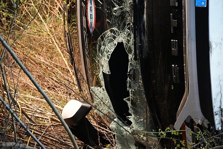 Die Frontscheibe eines Busses ist nach einem Unfall auf der Autobahn 44 (A44) zerstört. - © dpa