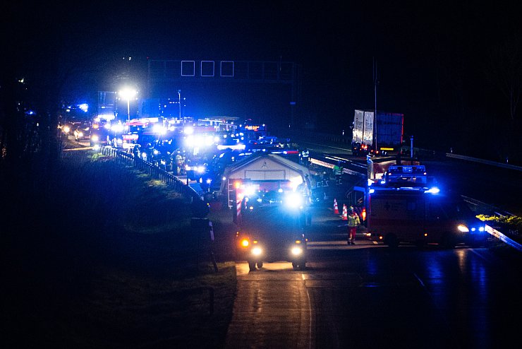 Bei einem Busunglück auf der Autobahn 44 in Nordrhein-Westfalen sind in der Nacht zu Freitag mehr als 20 Menschen verletzt worden. - © dpa