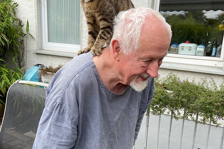 Kater &bdquo;Luzifer&ldquo; f&uuml;hlt sich jemand wohl auf dem R&uuml;cken ihres Besitzers. - &copy; Karin Oestreich