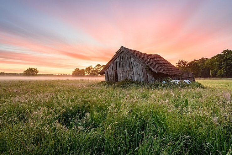 Durchaus farbenfroh ist das Foto, das eine alte Hütte im Sythener Brook zeigt. - © Michael David