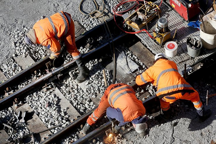 Bautrupp - &copy; Foto: Roland Weihrauch/dpa
