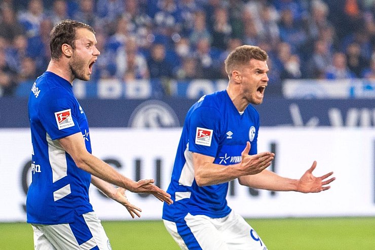 - &copy; David Inderlied/dpa