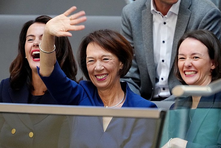 Charlotte Merz (M), Ehefrau des designierten Bundeskanzlers Merz, und ihre Töchter Carola Clüsener (l) und Constanze Merz saßen vor der Kanzlerwahl im Bundestag auf der Tribüne. - © Kay Nietfeld/dpa