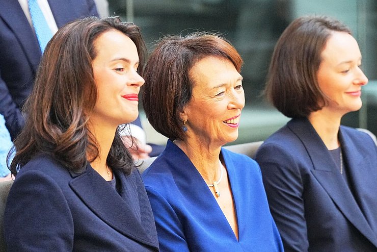 Charlotte Merz (M), Ehefrau des designierten Bundeskanzlers Merz, und ihre Töchter Carola Clüsener (l) und Constanze Merz saßen vor der Kanzlerwahl im Bundestag auf der Tribüne. - © Michael Kappeler/dpa