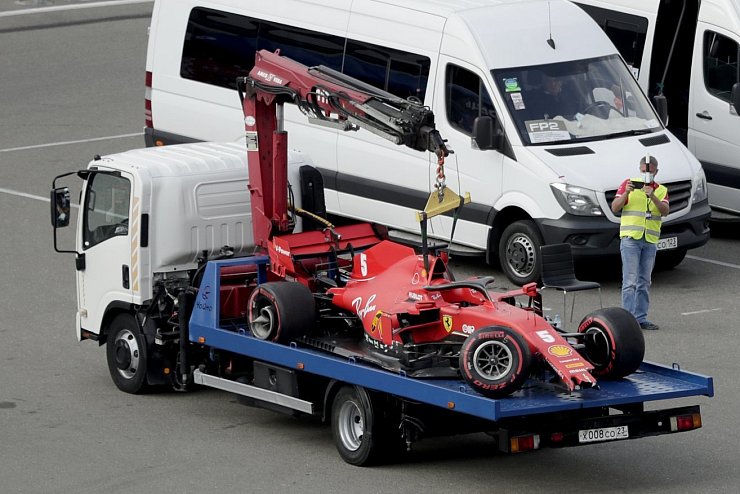 Defekter Ferrari - © Foto: Pavel Golovkin/Pool AP/dpa