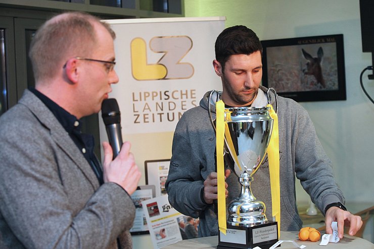 Stargast Stephan Salger zieht die Paarungen der Männermannschaften des LZ-Cups. - © Vera Gerstendorf-Welle