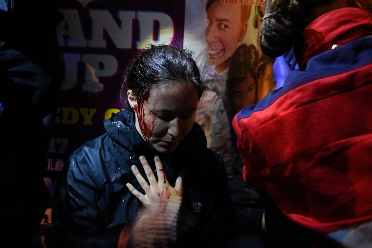 Verletzte Demonstrantin - &copy; Foto: Axel Heimken