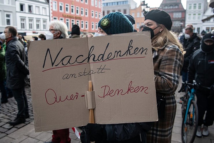 Gegenprotest - © Foto: Boris Roessler/dpa