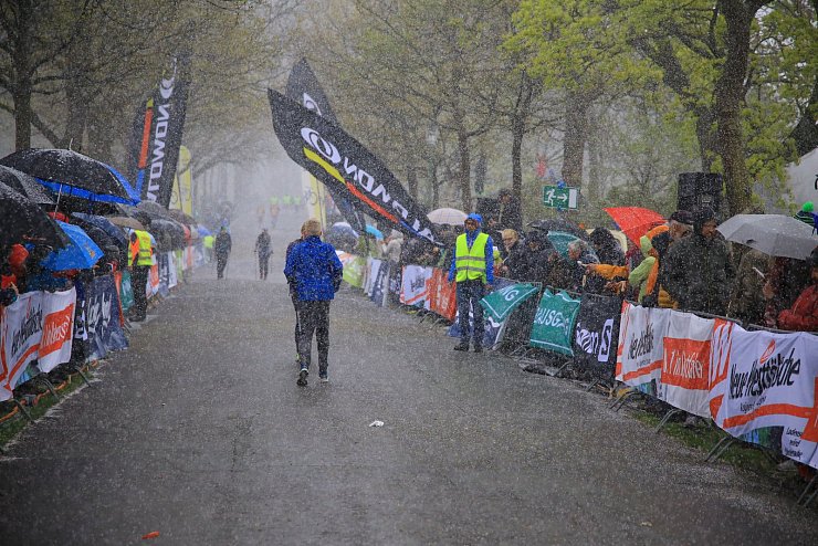 Richtiges Aprilwetter erlebten L&auml;ufer und Zuschauer im Zielbereich des 45. Hermannslaufs an der Sparrenburg. - &copy; Am&eacute;lie F&ouml;rster
