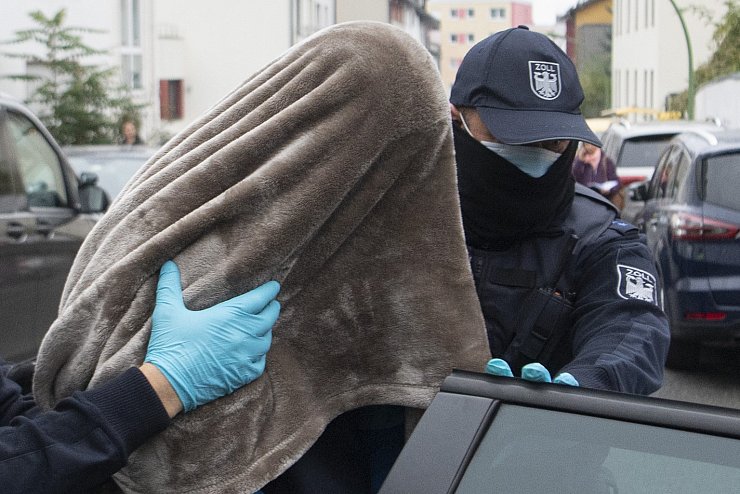 Razzia in Frankfurt - &copy; Foto: Boris Roessler/dpa