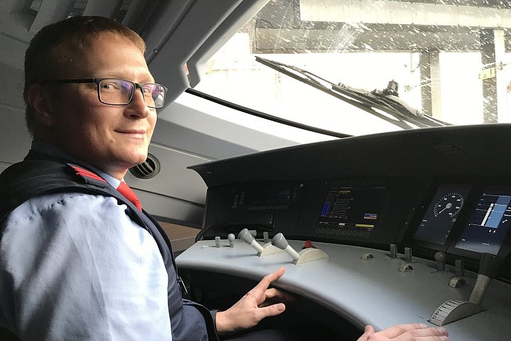 ICE-F&uuml;hrerstand - &copy; Foto: Katja Stumpp/Deutsche Bahn/dpa