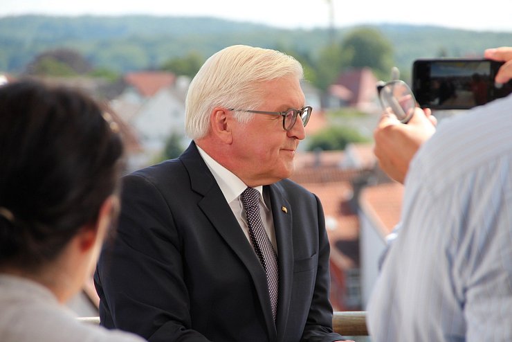 Bundespräsident Frank-Walter Steinmeier kommt zum Sommerinterview in den Lippischen Hof in Bad Salzuflen. ZDF-Moderation Bettina Schausten führt das Interview, das für das Politmagazin "Berlin direkt" aufgezeichnet wurde. - © Heidi Stork