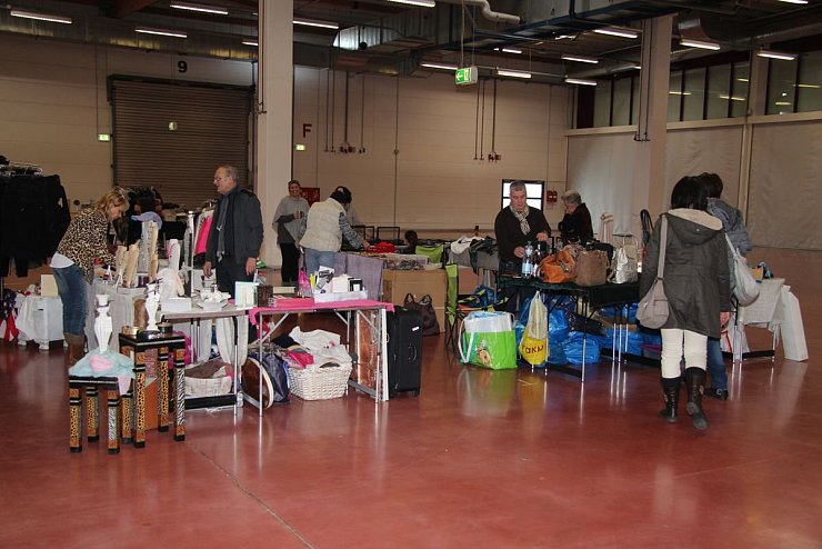 Second-Hand-Markt: Der ist am Freitag noch sehr luftig, Samstag und Sonntag aber ausgebucht. - © Dieter Asbrock