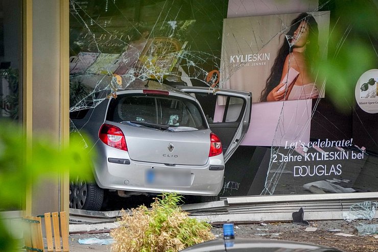 Auto f&auml;hrt in Berlin in Menschenmenge - &copy; Foto: Michael Sohn/AP/dpa