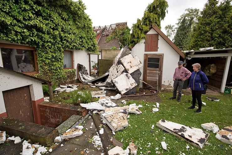 Vor Trümmern - © Foto: Oliver Krato