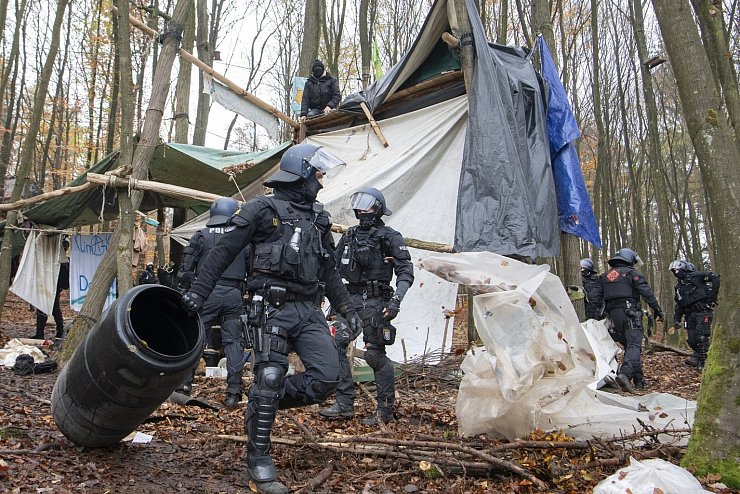 Polizeieinsatz im Dannenr&ouml;der Forst - &copy; Foto: Boris Roessler/dpa