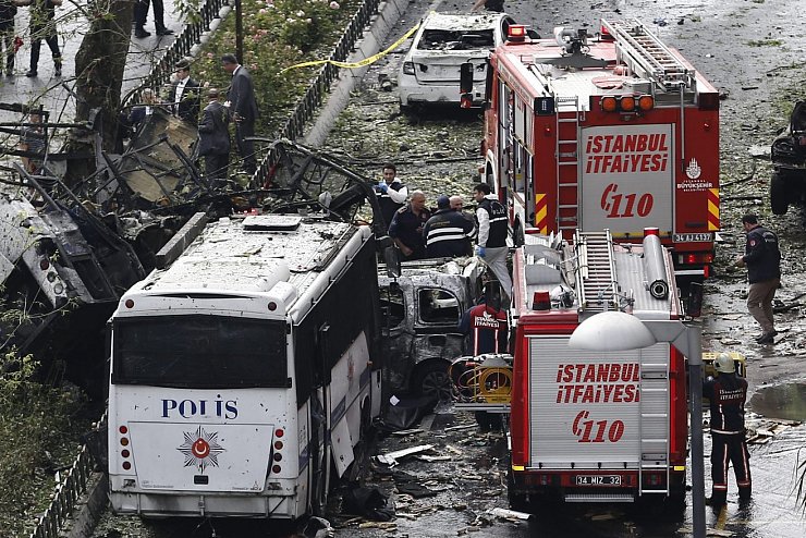 Polizisten und Rettungskräfte riegeln den Ort der Explosion in der Istanbuler Altstadt ab. - © Foto: Sedat Suna
